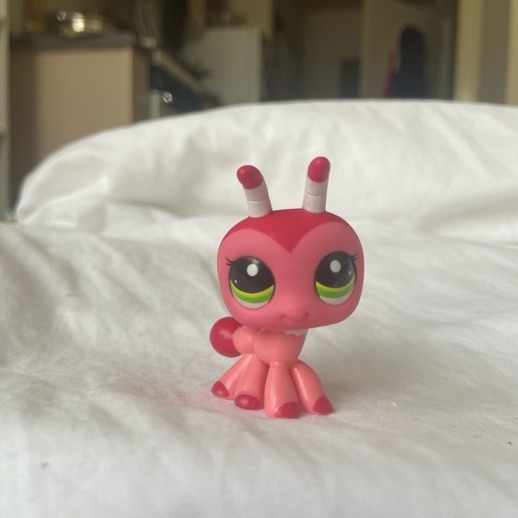 Authentic Littlest Pet Shop #2410 Red Ant Blythe - Picture 2 of 13
